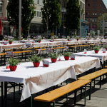 Aufgedeckte Tische für Gäste der Friedenstafel 2022 bereit gestellt