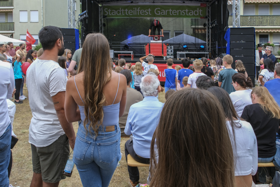 Bild © Harry Weber / Kulturladen Gartenstadt Zuschauende vor Bühne, Bild © Harry Weber / Kulturladen Gartenstadt