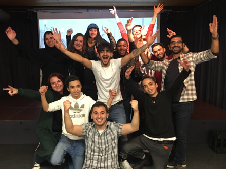 Foto vom Theater mit Geflüchteten., Bild © Irfan Taufik / Stadt Nürnberg