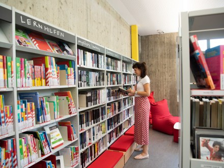 Foto von Regalen in der Stadt·bibliothek Langwasser im Gemeinschafts·haus Langwasser., Bild © Christine Dierenbach/Amt fuer Kommunikation und Stadtmarketing