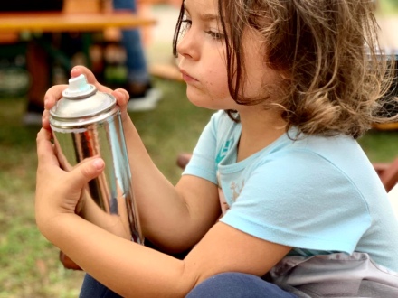 Foto von einem Kind mit einer Sprüh·dose bei einer Eltern-Kind-Veranstaltung., Bild © Anke Hacker / Gemeinschaftshaus Langwasser