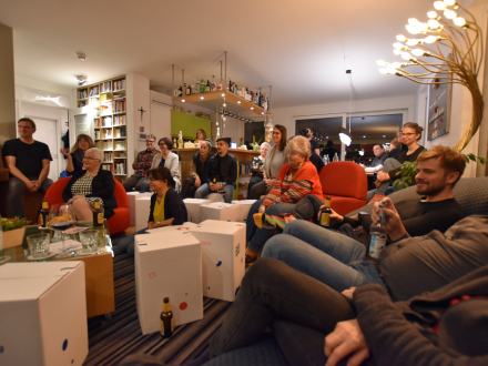 Foto von vielen Menschen bei einer Feier., Bild © Manuela Bernecker / Stadt Nürnberg