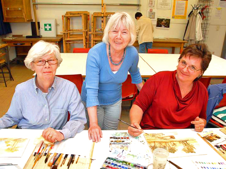 Foto von 3 Frauen bei einem Aquarell·kurs im Gemeinschafts·haus Langwasser., Bild © Gemeinschaftshaus Langwasser / Stadt Nürnberg