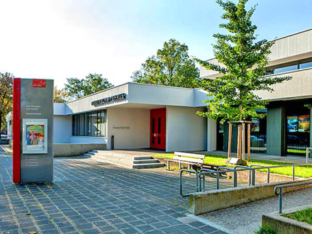 Foto vom Saal·eingang zum Gemeinschafts·haus Langwasser in der Glogauer Straße., Bild © Petra Keller / Stadt Nürnberg
