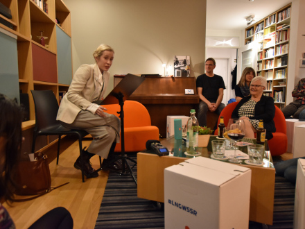 Foto von der Autorin Pauline Kaestner bei einer Lesung., Bild © Manuela Bernecker / Stadt Nürnberg