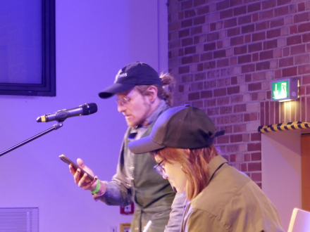Das Bild zeigt 2 Personen bei einem Poetry Slam.