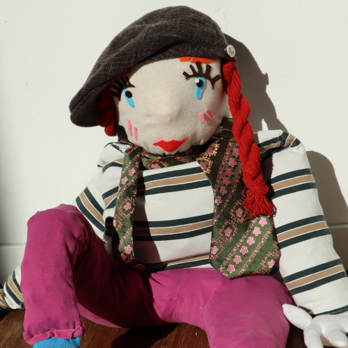 Eine große sitzende Puppe aus Stoff