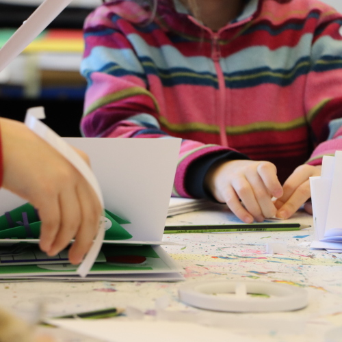 Kinder falten Hefte aus Papier © KinderKunstRaum / Stadt Nürnberg