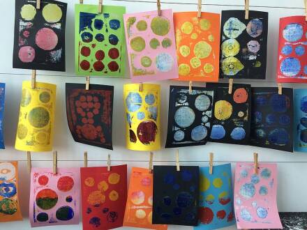 Foto von gedruckten Bildern von Kindern. Die Bilder hängen zum Trocknen an einer Schnur., Bild © KinderKunstRaum / Stadt Nürnberg