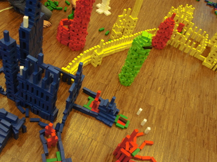 Foto von vielen bunten Bau·steinen. Die Bau·steine sind zum Beispiel aufgebaut zu Türmen., Bild © KinderKunstRaum / Stadt Nürnberg