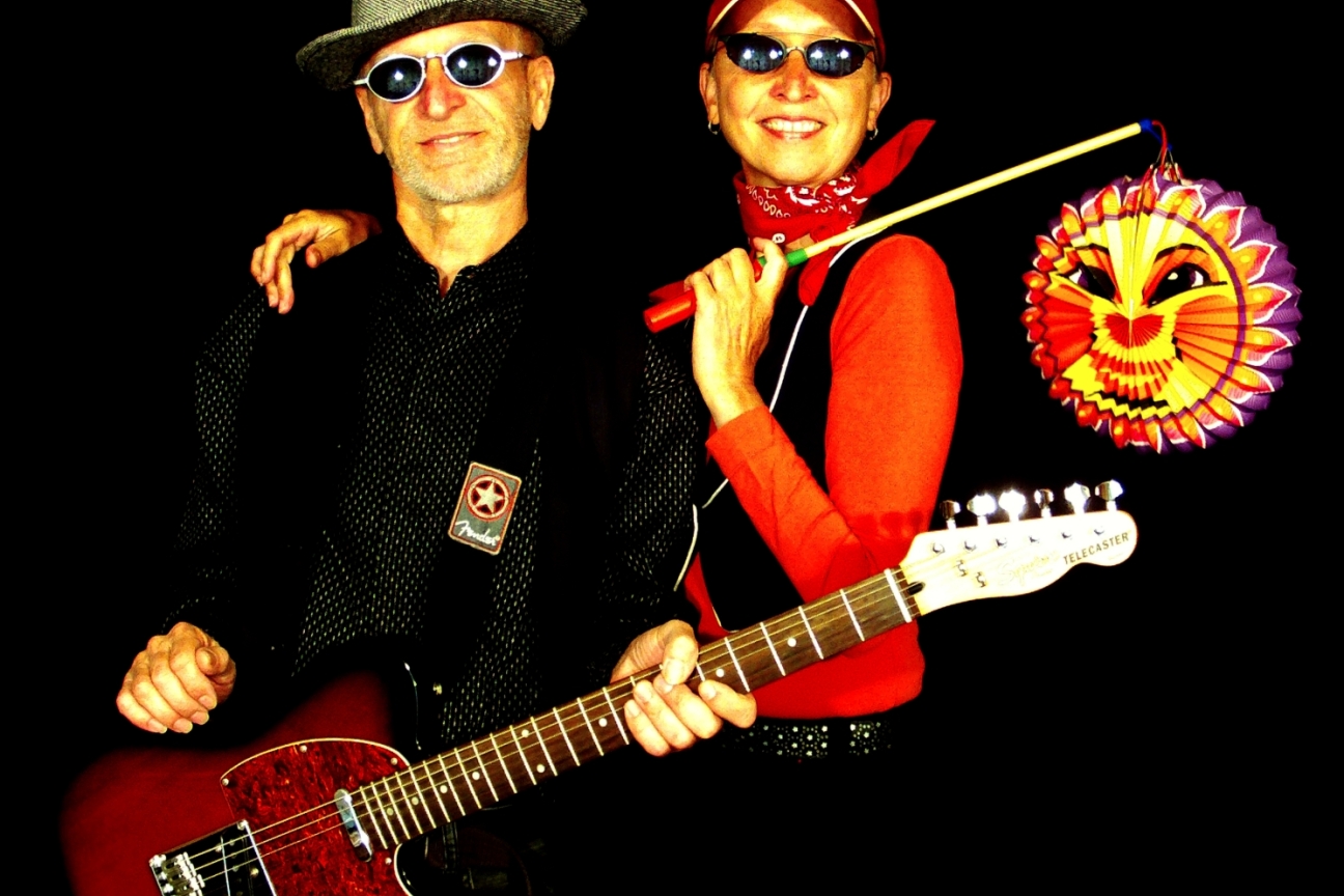 Zwei Menschen ein Mann mit Gitarre und eine Frau mit einer Laterne, Bild © Kindermusiktheater mimicus