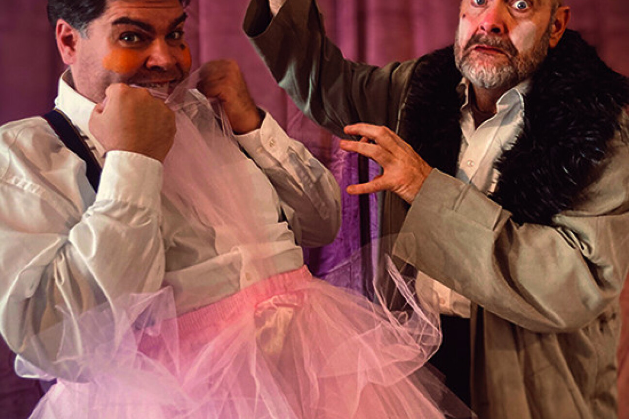 Zwei Männer einer mit Tütü und einer mit Wolfsmantel, Bild © TheaterRootsloeffel