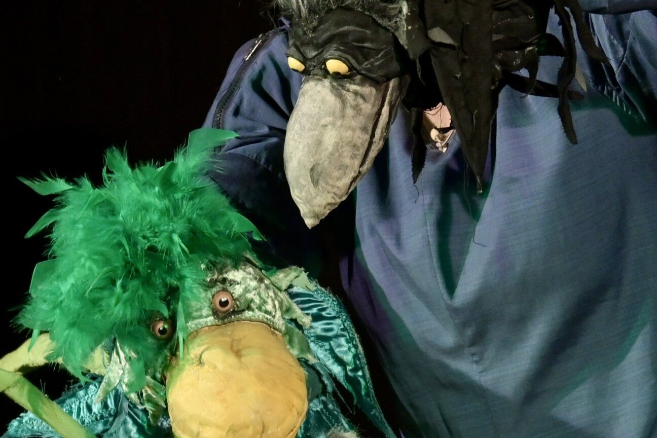 Frau mit zwei Puppen