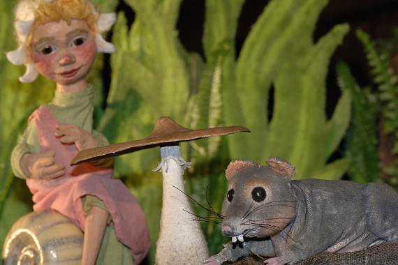 Zwei puppen links ein Mädchen auf einem Schneckenhaus und neben ihr ein Pilz und eine Maus