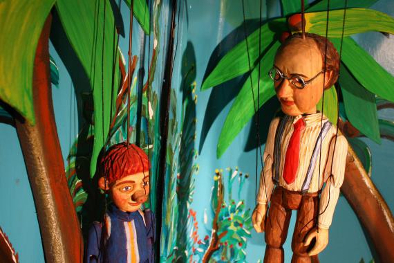 Zwei Marionetten, Herr Taschenbier und das Sams, stehen unter Palmen.