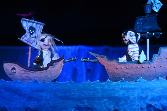 Zwei Piraten stehen sich auf dem Meer mit ihren Schiffen gegenüber