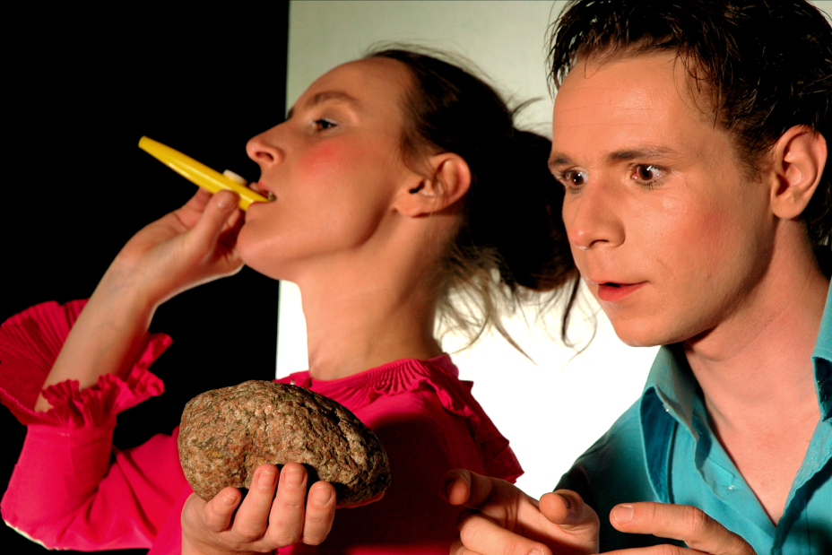 Ein staunender Hans bekommt einen Goldklumpen überreicht., Bild © Conny Haufe / Schreiber + Post