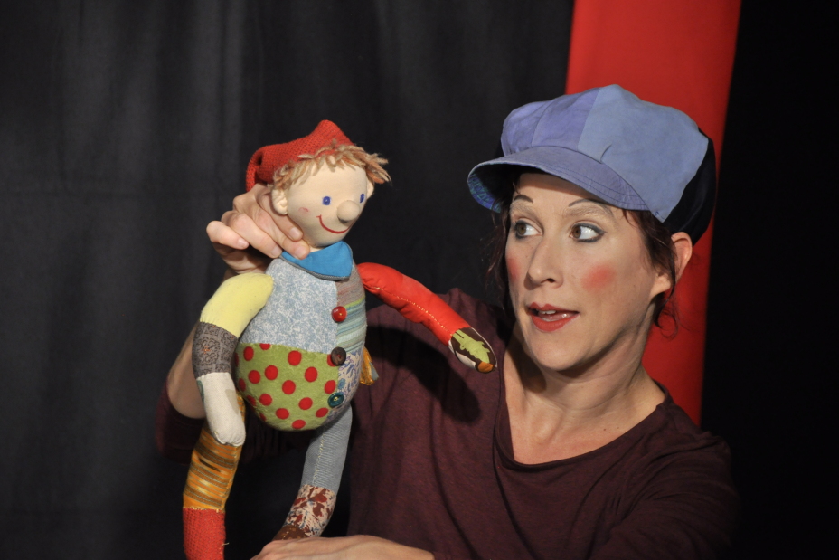 Das Büblein hält sein aus bunten Flicken genähtes Lumpenkasperle, Bild © Hannah Kimpel / Theater HERZeigen