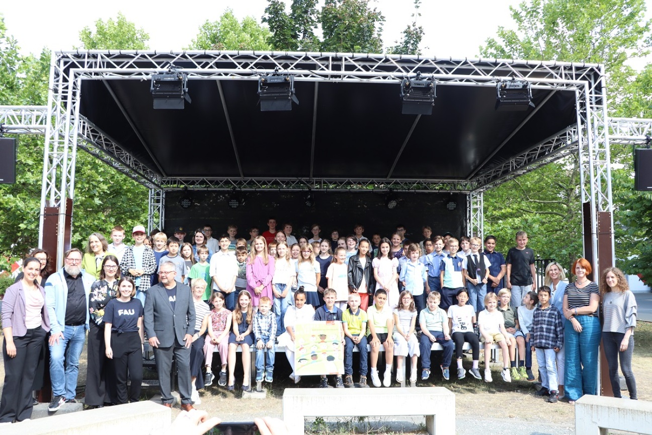 Gruppenfoto bei der KinderUni Diplomfeier, Bild © Miriam Fuggenthaler / KinderUni Nürnberg