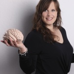 Prof. Dr. Louisa Kulke hält ein Modell des menschlichen Gehirns.
