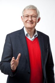 Professor Doctor Werner Widuckel macht eine freundliche Geste