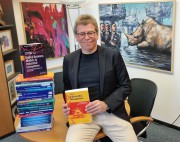 Prof. Dr. Voigt mit allen wissenschaftlichen Büchern, die er bisher veröffentlicht hat.
