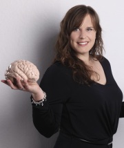 Prof. Dr. Louisa Kulke hält ein Modell des menschlichen Gehirns.
