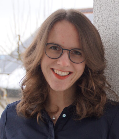 Theresia Leis lächelt freundlich in die Kamera