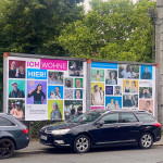 Fotoportraits auf einer Großplakatfläche auf der Straße