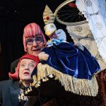 Theaterschaffende mit einer Puppe