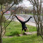 Ein Junge macht Handstand im Park