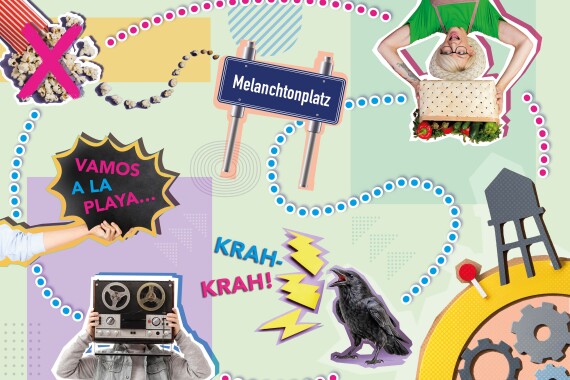 Bunte Collage im Pop-Art-Stil: Eine gepunktete Weglinie führt quer durchs Bild zu einem Straßenschild „Melanchtonplatz“. Entlang des Weges sind verschiedene Motive verteilt – durchgestrichenes Popcorn, eine Person mit Kiste Gemüse (auf dem Kopf stehend), ein Comic-Sprechblasen-Text „Vamos a la playa…“, ein Mensch mit Tonbandgerät vor dem Gesicht, ein krächzender Rabe mit „Krah-krah!“, ein Stuhl, Zahnräder und weitere grafische Elemente in Pastellfarben.