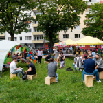 Viele Manschen auf einer Wiese