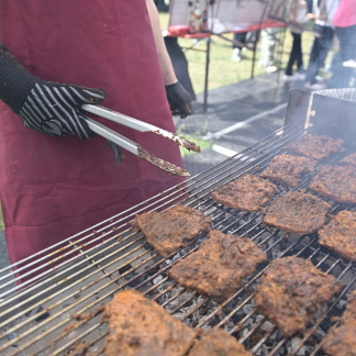 Menschen feiern, basteln und tauschen sich aus