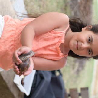 Menschen feiern, basteln und tauschen sich aus