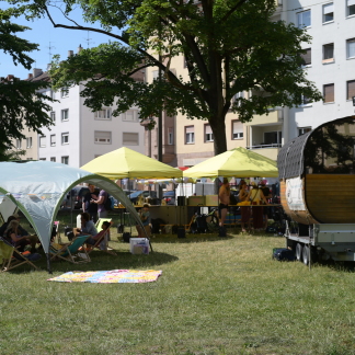 Menschen feiern, basteln und tauschen sich aus