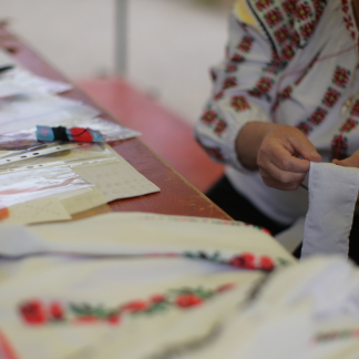 Menschen feiern, basteln und tauschen sich aus