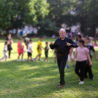Menschen feiern, basteln und tauschen sich aus