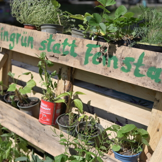 Menschen feiern, basteln und tauschen sich aus
