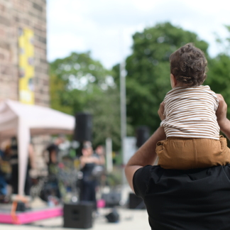 Menschen feiern, basteln und tauschen sich aus