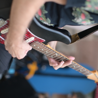 Menschen feiern, basteln und tauschen sich aus