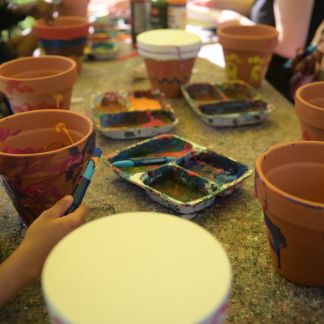 Menschen feiern, basteln und tauschen sich aus