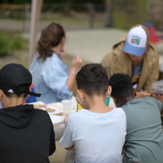 Menschen feiern, basteln und tauschen sich aus