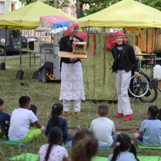 Menschen feiern, basteln und tauschen sich aus