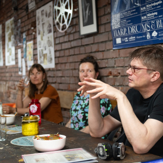 ( Bild: Oleksandra Shyshlakova / Stadt Nürnberg ) Drei Personen diskutieren am Tisch