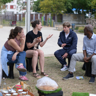 Menschen feiern, basteln und tauschen sich aus