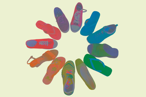 Viele Schuhe stehen im Kreis