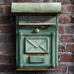 Alter Briefkasten an einer Mauer