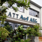 Der Eingang der Kulturwerkstatt Auf AEG mit einer Pflanze im Vordergrund