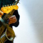 Nahaufnahme Saxophone und Gitarre, die beide von zwei Personen gespielt werden